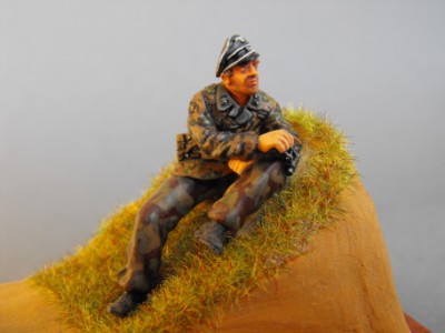 S2KW026 - SS NCO in cammo smock with binoculars
